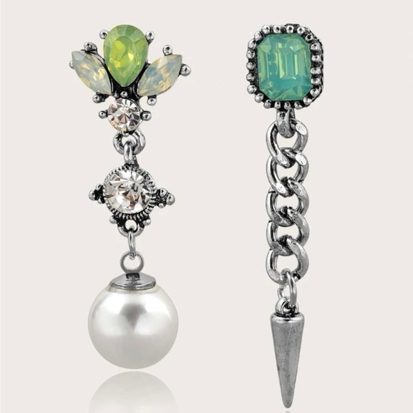 Mismatch Crystal Pearl Drop Earrings - Picture 4 of 14